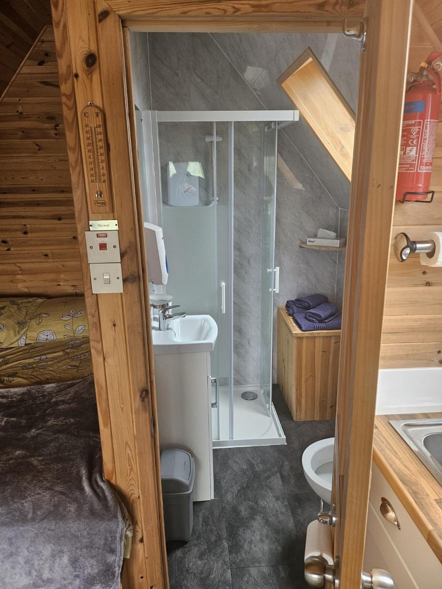 North Uist Lodges Tigharry Номер фото